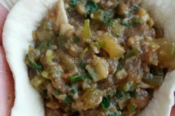 芹菜牛肉包子。的做法图解4