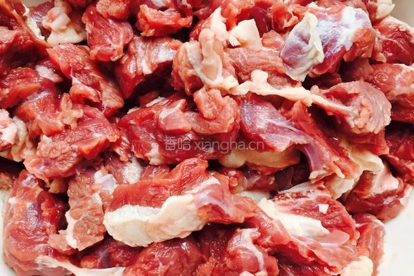 牛肉萝卜汤的做法图解1