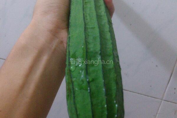 金银蒜蒸丝瓜的做法图解1
