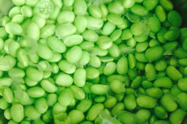 剁椒毛豆的做法图解1