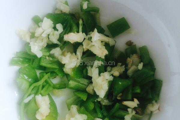 剁椒毛豆的做法图解2