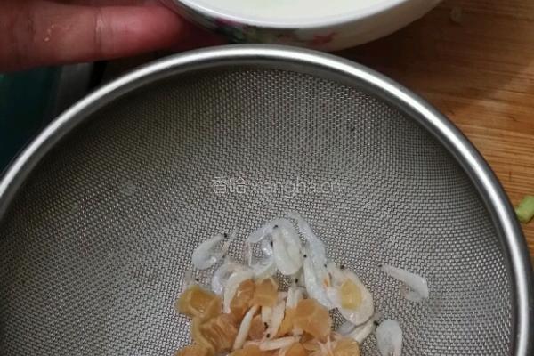 干煸虾皮炒卷心菜的做法图解3