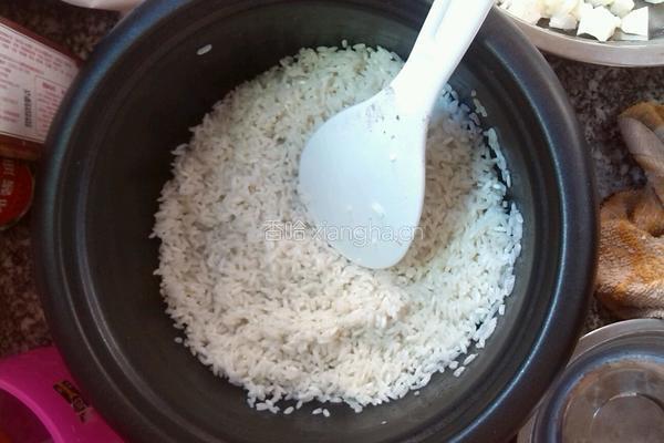 电饭锅荷叶糯米鸡的做法图解1