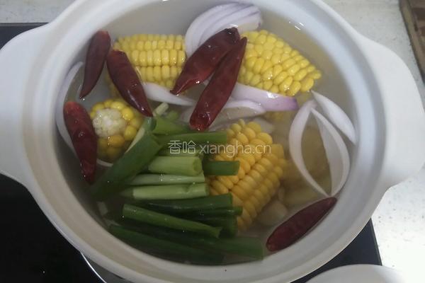 清炖羊肉玉米汤的做法图解2