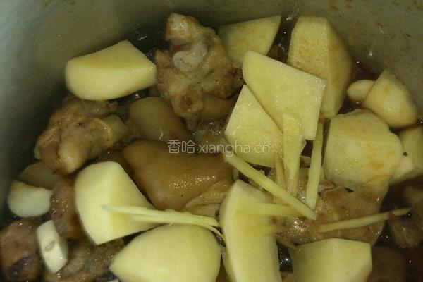 蒜蓉猪蹄的做法图解2