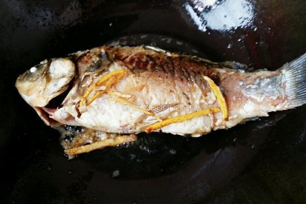 鲫鱼豆腐汤的做法图解2