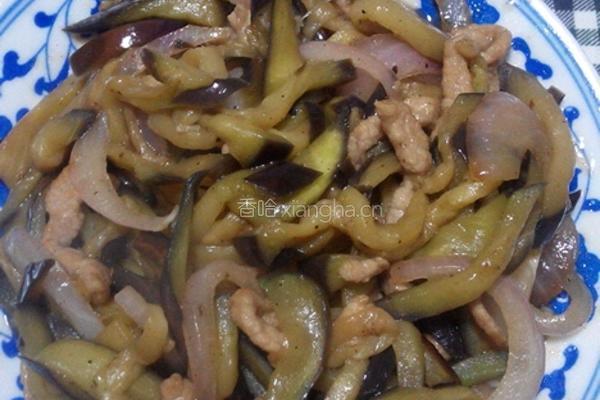 茄丝炒洋葱的做法图解1