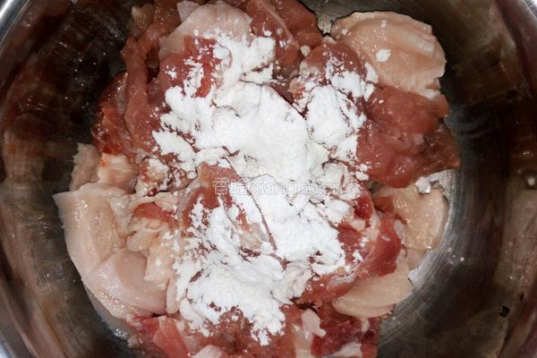 鸡腿菇炒肉片的做法图解1