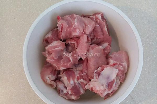 番茄排骨汤的做法图解1