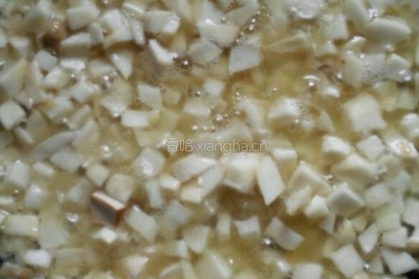 鸡腿菇炒香干的做法图解3