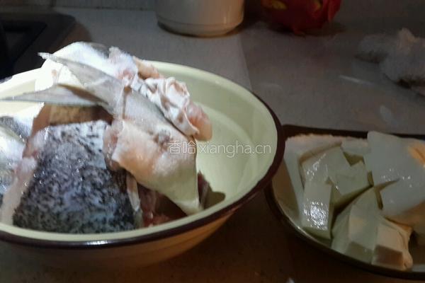 鱼头豆腐汤的做法图解1