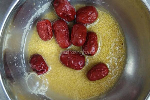 小米红枣苹果粥的做法图解1