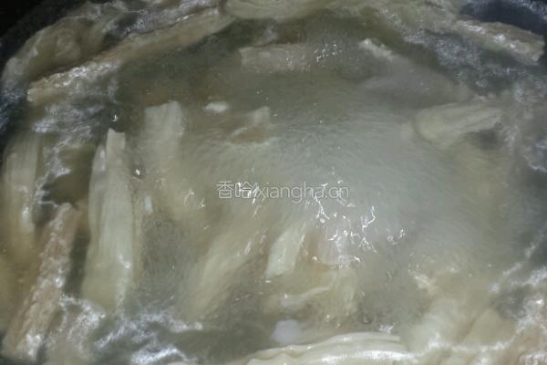 腐竹鸡蛋瘦肉汤的做法图解4