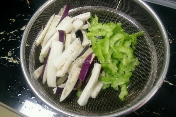 苦瓜茄子的做法图解2