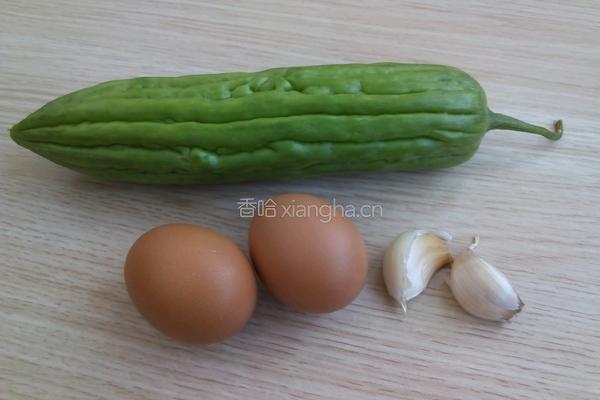 苦瓜炒鸡蛋的做法图解1