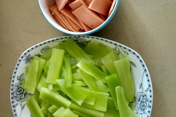 莴笋片炒火腿（求关注）的做法图解1