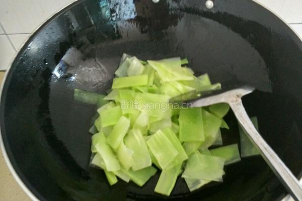 莴笋片炒火腿（求关注）的做法图解2