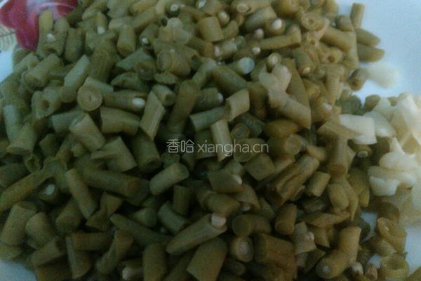 酸豆角炒鸡珍的做法图解2