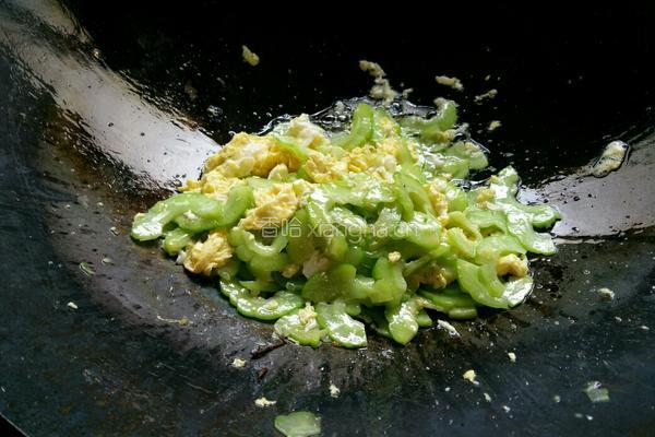 苦瓜炒鸡蛋的做法图解7