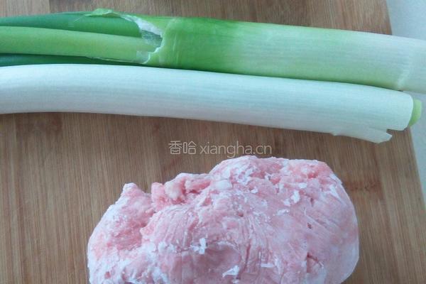 猪肉薄皮大馄饨的做法图解1