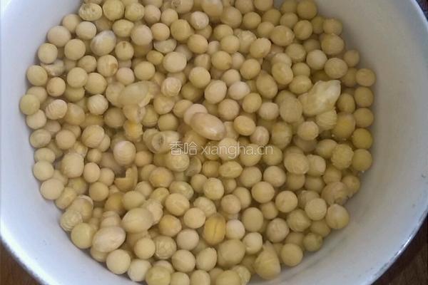 番茄烩黄豆的做法图解1