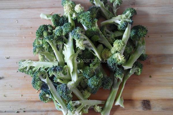 番茄炒西兰花的做法图解1