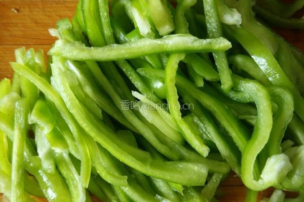 素炒土豆洋葱青椒丝的做法图解3