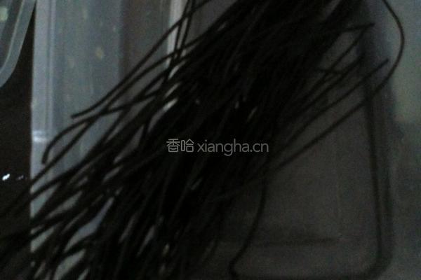 蕨根粉拌黄瓜的做法图解1