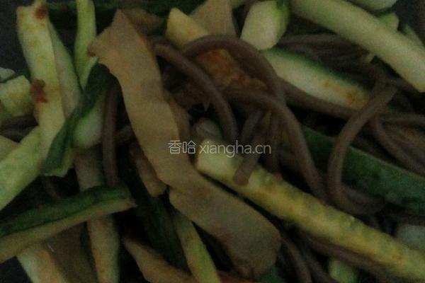 蕨根粉拌黄瓜的做法图解6