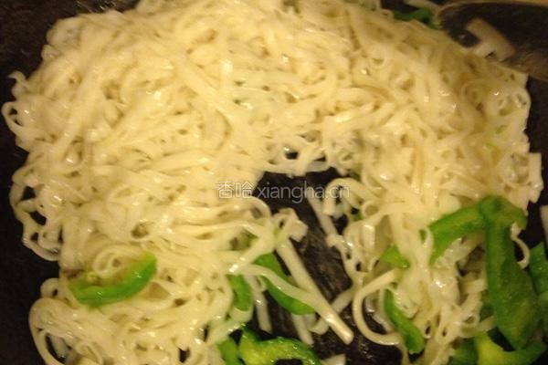 酱油炒面的做法图解4