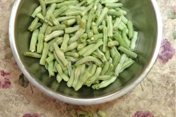 豆角焖面的做法图解1