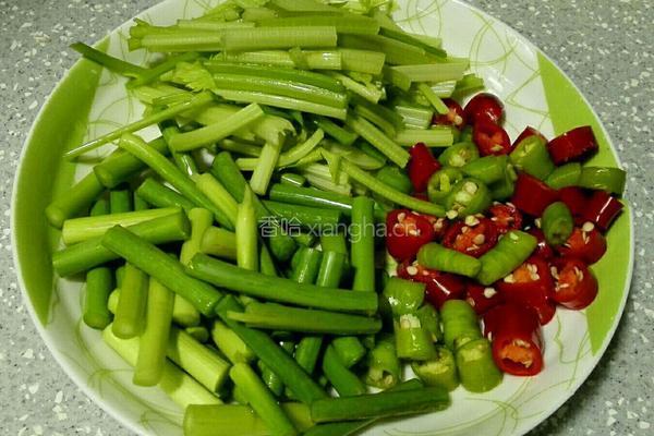 辣椒香芹蒜苗炒牛肉的做法图解2