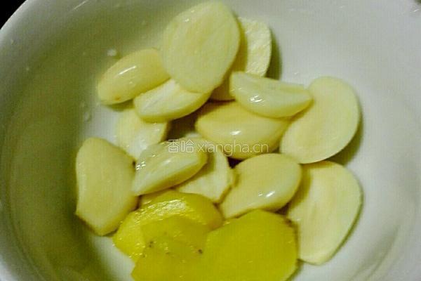 辣椒香芹蒜苗炒牛肉的做法图解3