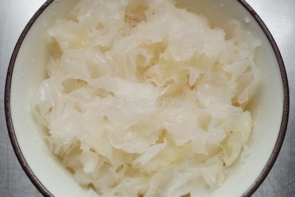 银耳莲子羹的做法图解1