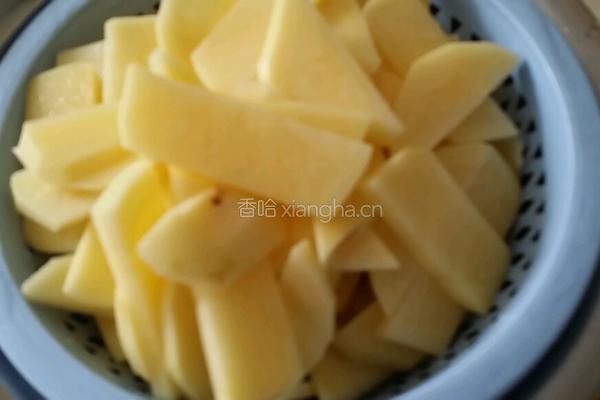 尖椒炒土豆片的做法图解1
