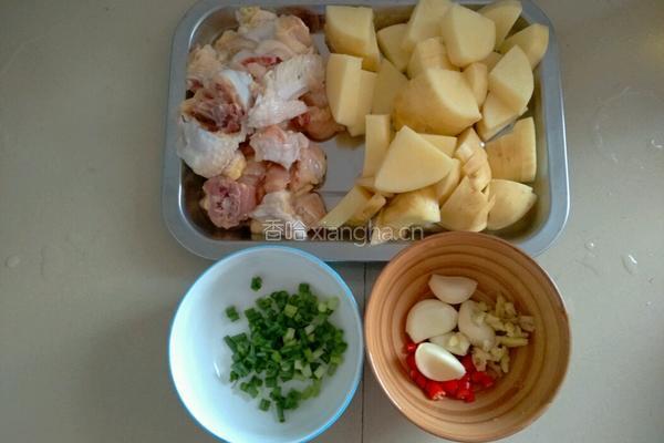 土豆烧三黄鸡的做法图解1