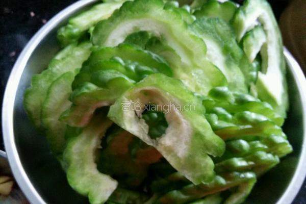 苦瓜冲菜炒肉片的做法图解2