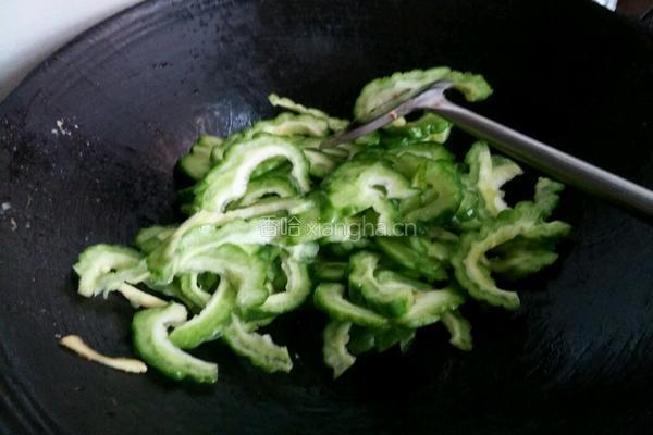 苦瓜冲菜炒肉片的做法图解5