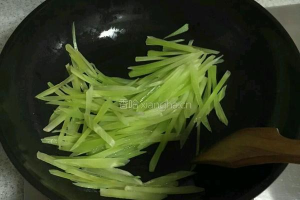 莴笋炒蛋的做法图解3
