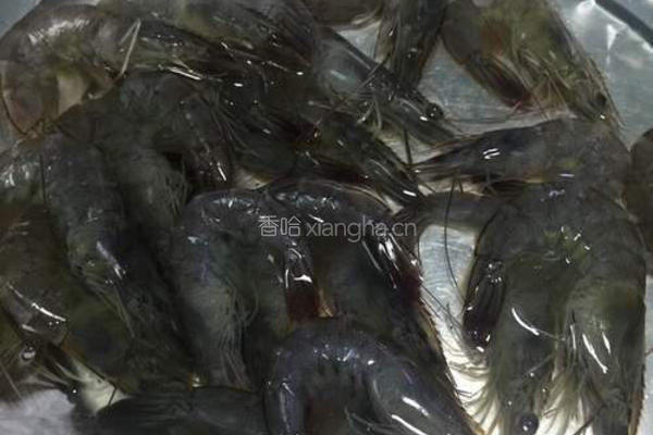 油煎香酥虾的做法图解1