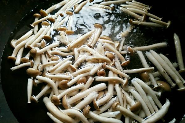 茄汁蟹味菇的做法图解1