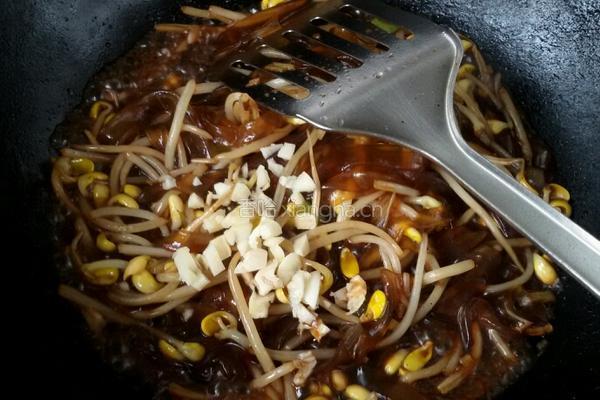 黄豆芽炒粉条的做法图解8