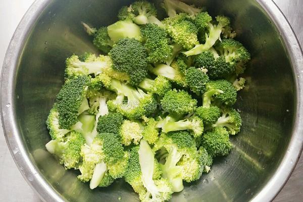 番茄炒西兰花的做法图解1