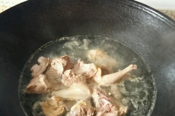 当归鸽汤的做法图解3