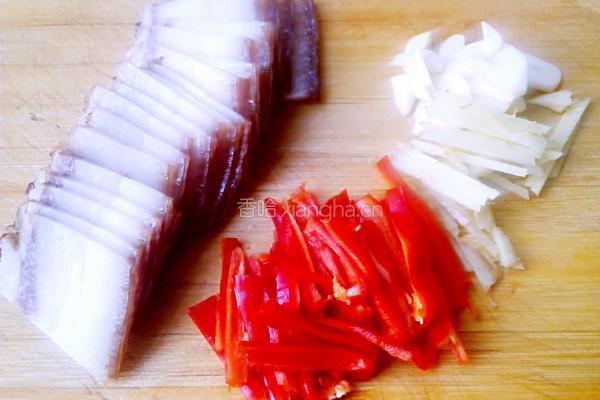 腊肉炒蒜苔的做法图解1