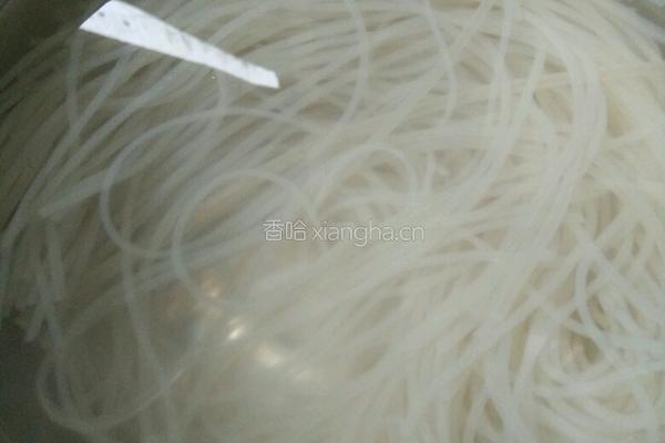 酸菜猪肉炖粉条的做法图解4