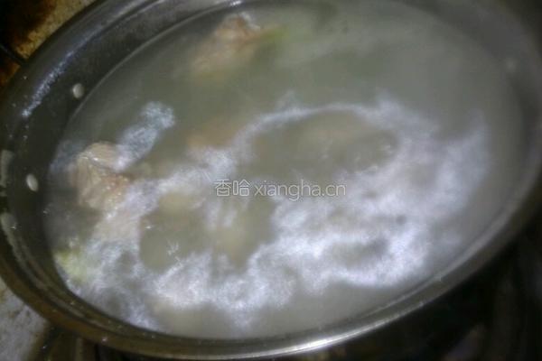 玉米排骨汤的做法图解1