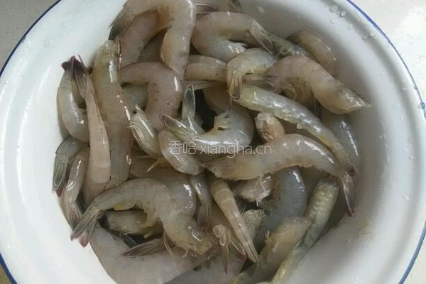 家常青椒洋葱北极虾的做法图解1