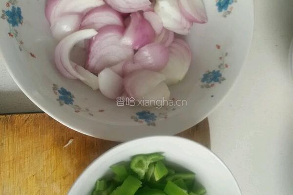 家常青椒洋葱北极虾的做法图解2