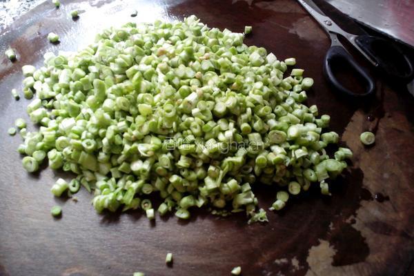 蚬肉炒豆角的做法图解3